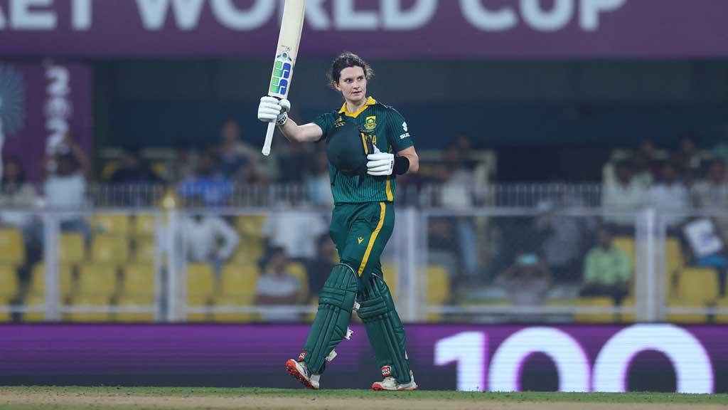 দশম ওয়ানডে সেঞ্চুরির পর লরা উলভার্ট। ছবি: রয়টার্স