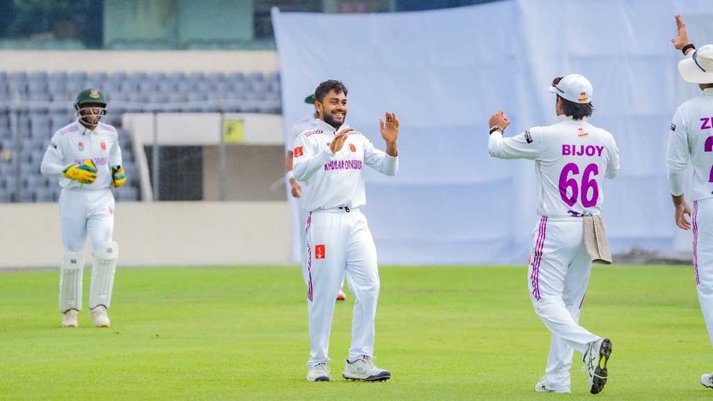 miraz-wicket-011125-02-1762005665 তিন উইকেট শিকার করেন মেহেদী হাসান মিরাজ। ছবি: বিসিবি।